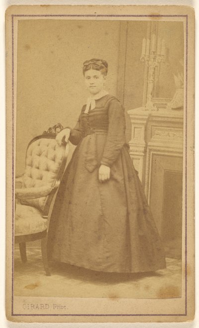 Unbekannte Frau, stehend von R. Girard