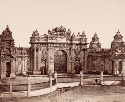Dolmabahçe-Palast, Kaiserliches Tor von Robertson and Beato