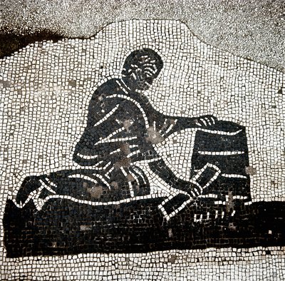 Ein Arbeiter füllt ein Scheffelmaß (Mosaik) von Roman
