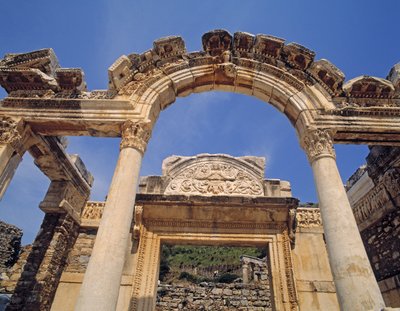 Fassade des Hadrianstempels von Roman