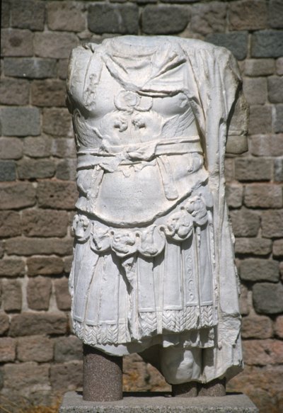 Überreste einer Statue von Kaiser Hadrian von Roman