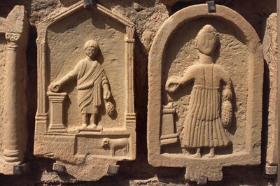 Stelen, die menschliche Figuren darstellen von Roman Republican Period