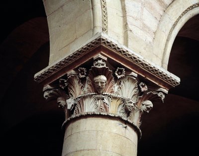 Geschnitztes Kapitell von Romanesque