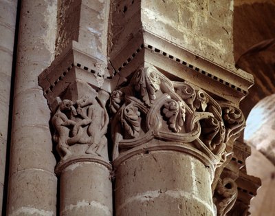 Geschnitztes Kapitell des Kirchenschiffs von Romanesque