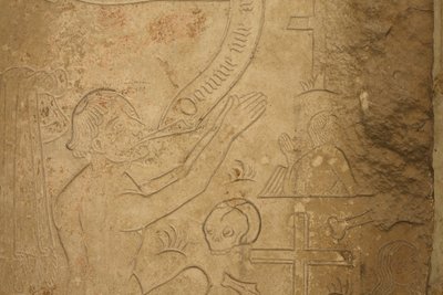 Detail eines Kreuzgangreliefs von School French