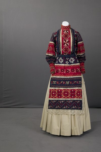 Ukrainisches Hochzeitsensemble von School Ukranian