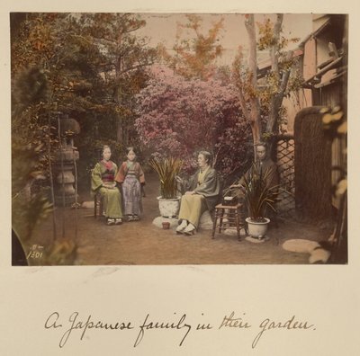 Eine japanische Familie in ihrem Garten von Shinichi Suzuki