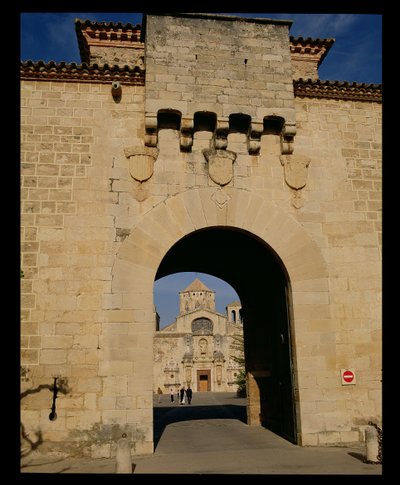 Eingang zum Kloster, gegründet 1151 von Spanish School