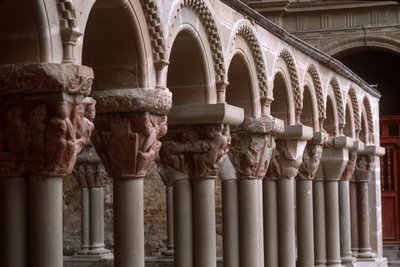 Ansicht der Arkadenkapitelle im Kreuzgang von Spanish School
