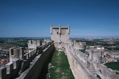 Ansicht der Burgmauern und des Bergfrieds von Spanish School
