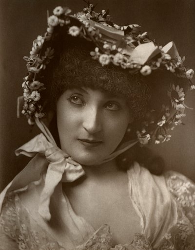 Miss Mulholland, Schauspielerin von St James