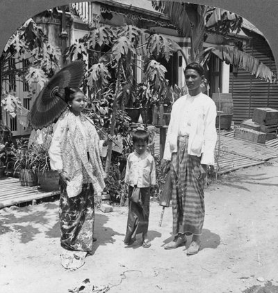 Burmesische Familie, Rangoon, Burma, 1908 von Stereo Travel Co