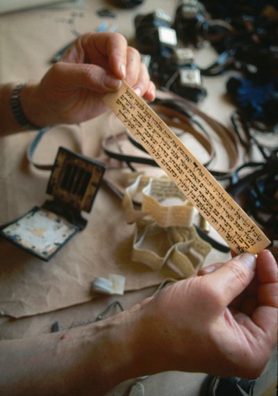 Schreiber überprüft den Inhalt eines Tefillin von Ted Spiegel