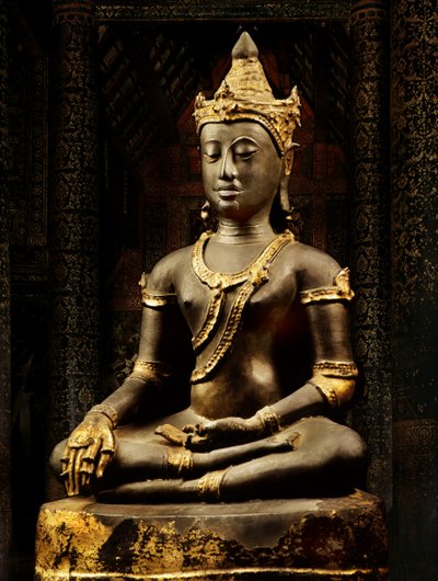 Lanna-Buddha mit Insignien geschmückt von Thai School