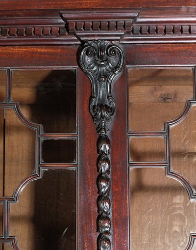 Ein George III Bücherschrank mit Front von Thomas Chippendale