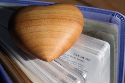 20160120 Geschnitztes Holzherz auf einer Heiligen Bibel von Unbekannt