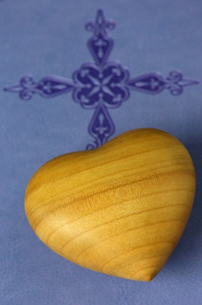 20160120 Geschnitztes Holzherz auf einer Heiligen Bibel von Unbekannt