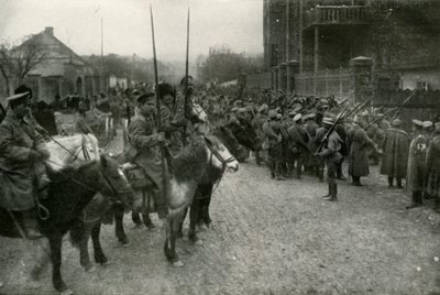 Eine Kosakenpatrouille und russische Infanterie, 1919 von Unbekannt