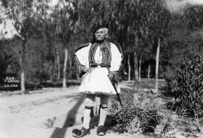 Ein griechischer Soldat in traditioneller Uniform, um 1920-1930 von Unbekannt