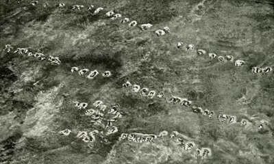 Ein Infanterieangriff über Niemandsland, 1919 von Unbekannt