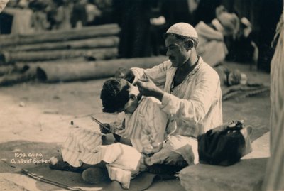 Ein Straßenfriseur, Kairo, Ägypten, 1936 von Unbekannt