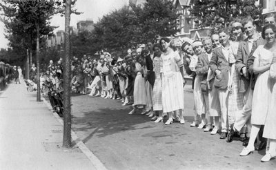 Eine Menschenschlange, ca. 1920er Jahre von Unbekannt