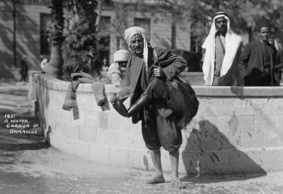 Ein Wasserträger in Damaskus, Syrien, ca. 1920er-1930er Jahre von Unbekannt