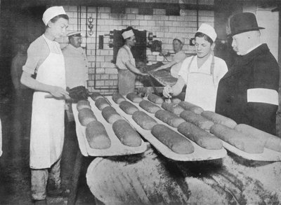 Ein Inspektor besucht eine Berliner Bäckerei, 1915 von Unbekannt