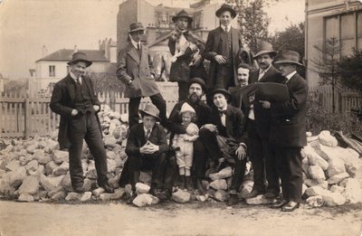 Künstler vor La Ruche, Montparnasse, 1914 von Unbekannt