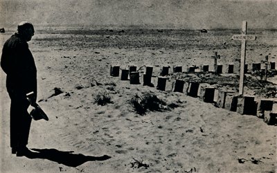 Auf einem Schlachtfeldfriedhof in Ägypten, 1942 von Unbekannt