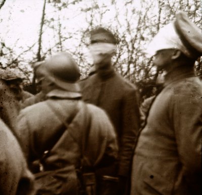 Soldaten mit verbundenen Augen, November 1918 von Unbekannt
