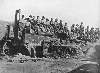 Britische Soldaten auf einem zerstörten türkischen Geschütz, 1915 von Unbekannt