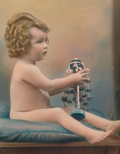 Kind mit Spielzeug, ca. 1920 von Unbekannt