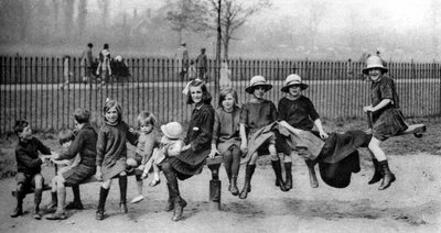 Kinder in einem Park, London, 1926-1927 von Unbekannt