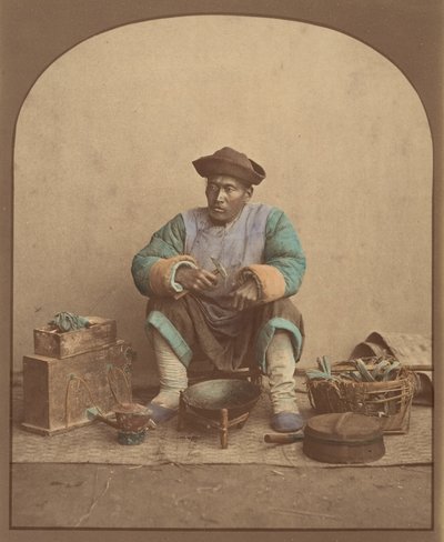 [Chinesischer Mann mit Werkzeugen sitzend] von Unbekannt