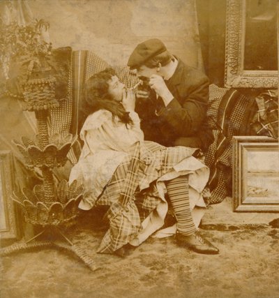 Paar zündet sich gegenseitig eine Zigarette an, 1900 von Unbekannt