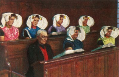 Niederländische Frauen in traditioneller Kleidung in der Kirche, ca. 1928 von Unbekannt