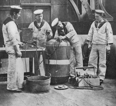 Einrichten einer elektrischen Kontaktmine, 1914 von Unbekannt