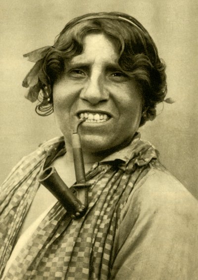 Zigeunerin raucht eine Pfeife, Burgenland, Österreich, ca. 1935 von Unbekannt