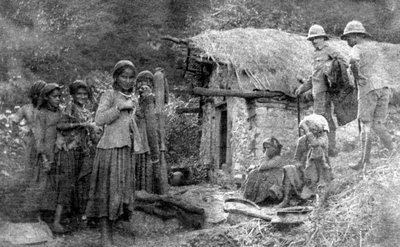 Mädchen und britische Soldaten, Chakrata-Hügel, Indien, 1917 von Unbekannt