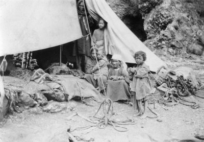 Bergstammfamilie, Chakrata, 1917 von Unbekannt