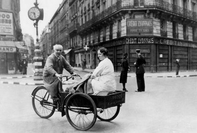 Improvisiertes Fahrradfahrzeug, deutsch besetztes Paris, 1940-1944 von Unbekannt