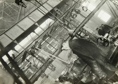 In einer Maschinenbaufabrik, UdSSR, 1930er Jahre von Unbekannt
