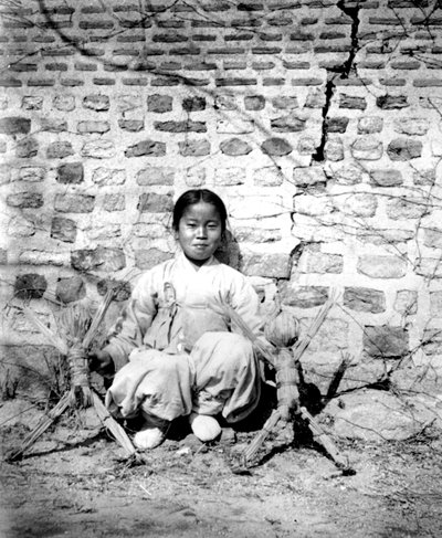 Koreanisches Mädchen mit Puppen, 1900 von Unbekannt