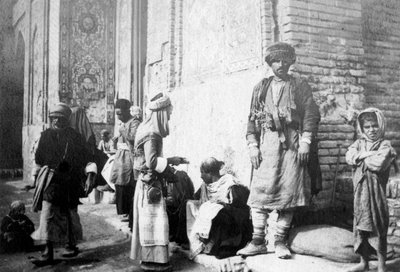 Kurdischer Barbier vor der Kazimain-Moschee, Irak, 1917-1919 von Unbekannt