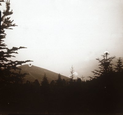 Landschaft, Rauch in der Ferne, Elsass, um 1914-1918 von Unbekannt