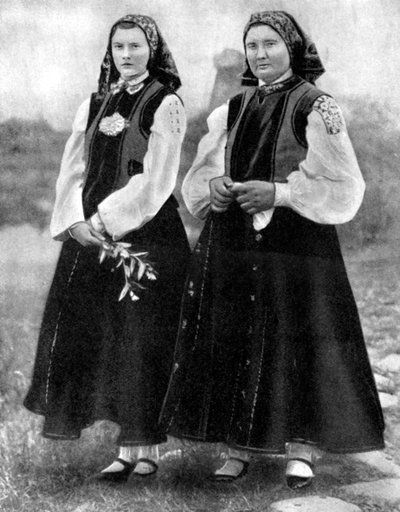 Lettische Frauen in traditioneller Tracht von Unbekannt