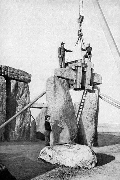 Heben eines Sturzes in Stonehenge, 1901, um 1920 von Unbekannt