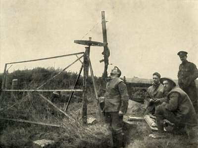 Maschinengewehr auf Rad montiert, 1919 von Unbekannt