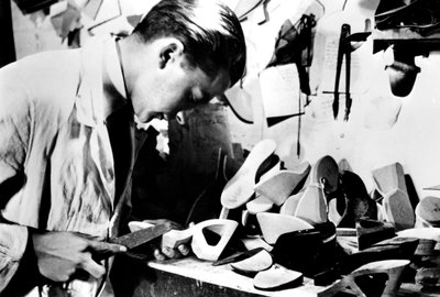 Herstellung von Holzschuhsohlen, deutsch besetztes Paris, Februar 1941 von Unbekannt